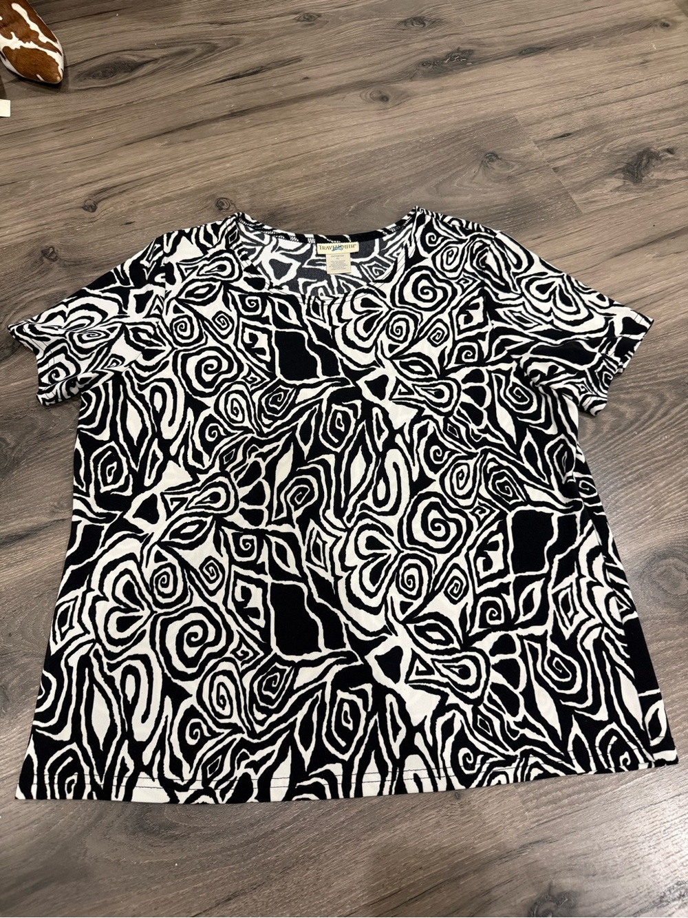 TravelSmith Black & White Swirl Print Short Sleeve Top